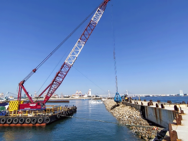 新本牧ふ頭建設工事（その45・外周護岸B-2裏込工）画像2